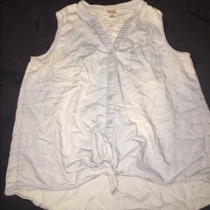 Iight blue sleeve-less shirt